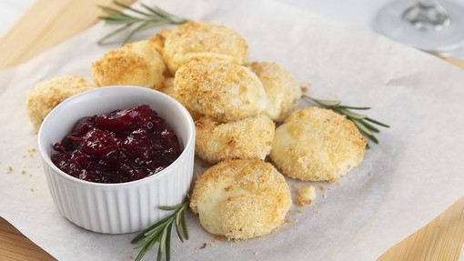 Airfryer cheesy bites with cranberry sauce